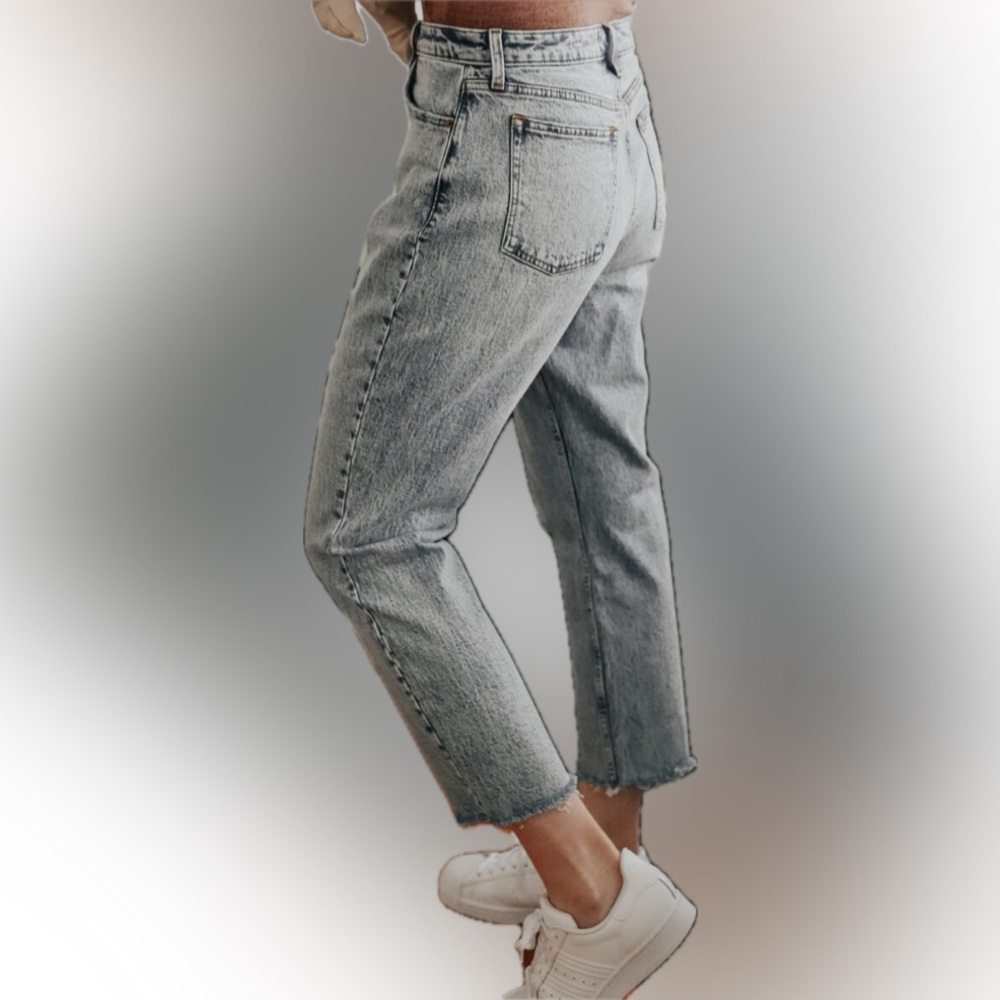 Abercrombie & Fitch The Mom High Rise Jeans | Light Acid Wash | Size 23 (000s) - Picture 2 of 5